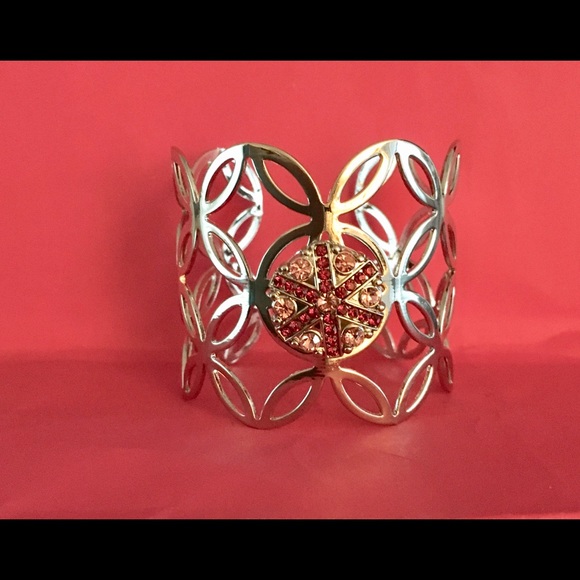 Silver bangle with interchangeable snap charm - Picture 3 of 4
